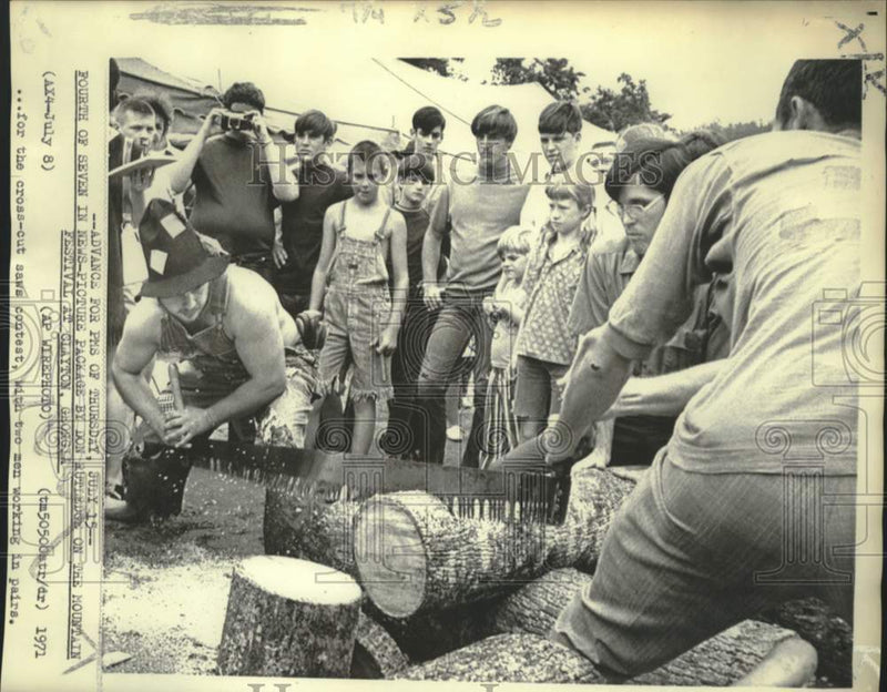 Load image into Gallery viewer, 1971 Press Photo Clayton, Georgia Mountain Festival cross-cut saw contest
