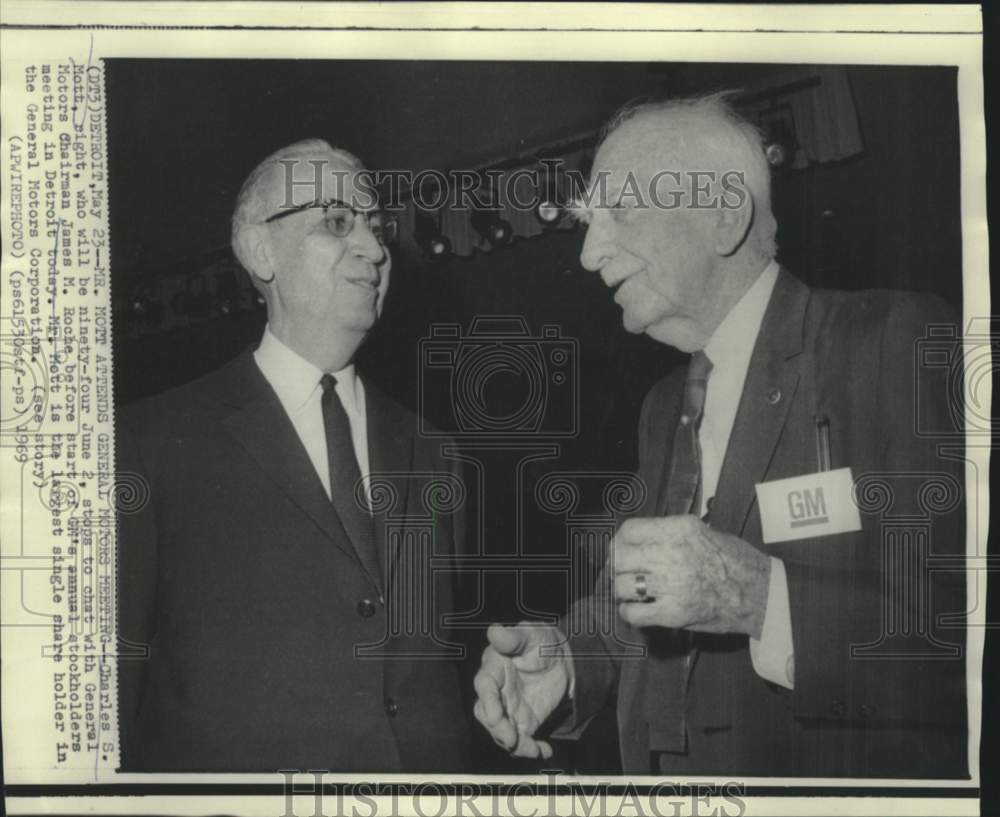 1969 Press Photo General Motors stockholder Mott and Roche chat in Detroit