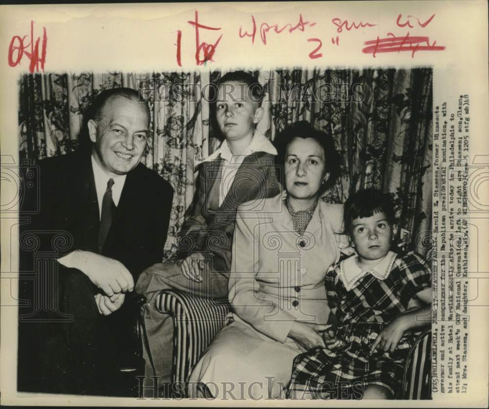 1948 Press Photo Harold Stassen and family pose at Philadelphia's Hotel Warwick