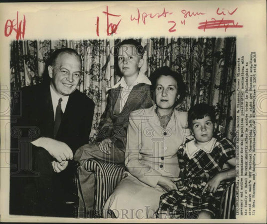 1948 Press Photo Harold Stassen and family pose at Philadelphia's Hotel Warwick