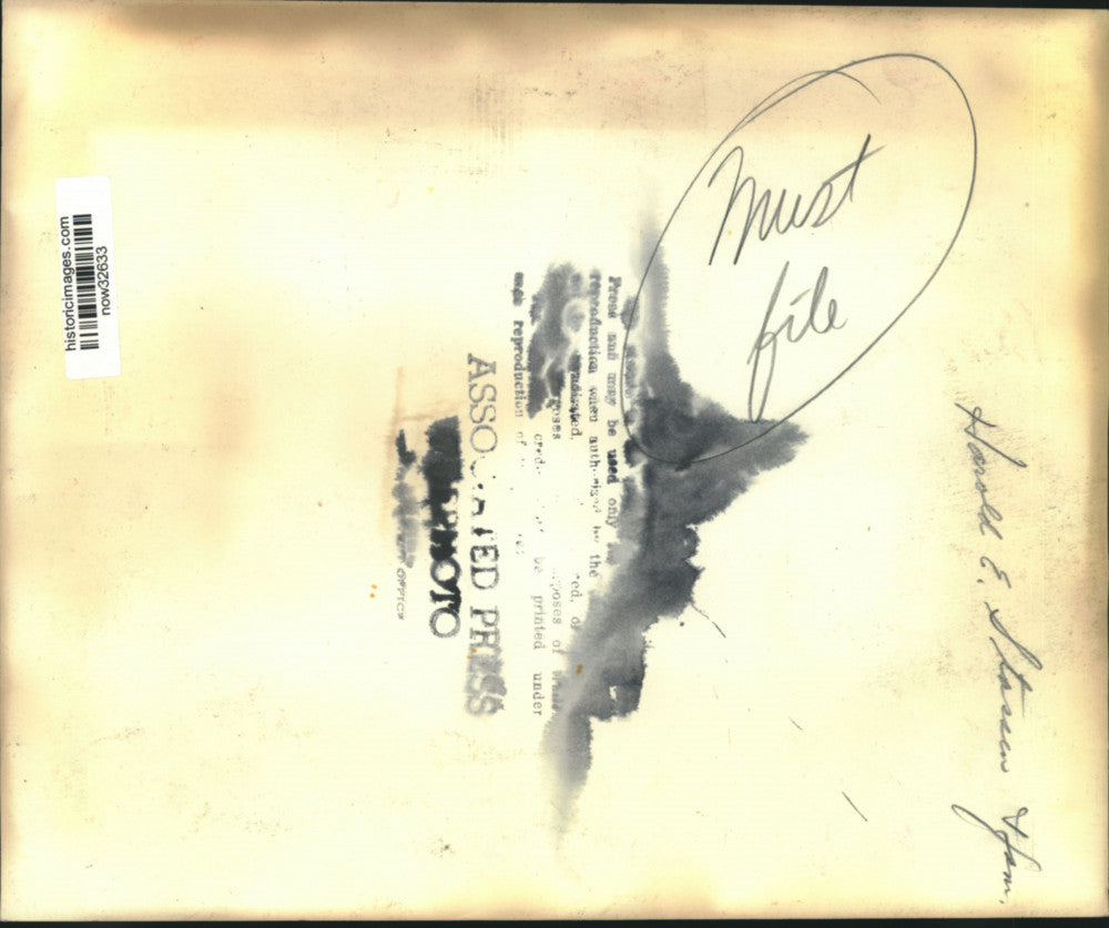 1948 Press Photo Harold Stassen and family pose at Philadelphia's Hotel Warwick