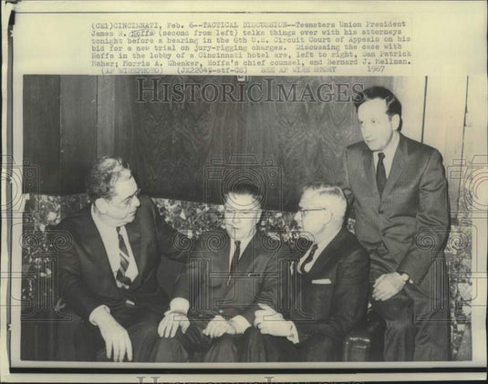 1967 Press Photo Teamsters' James Hoffa and attorneys meet in Cincinnati hotel
