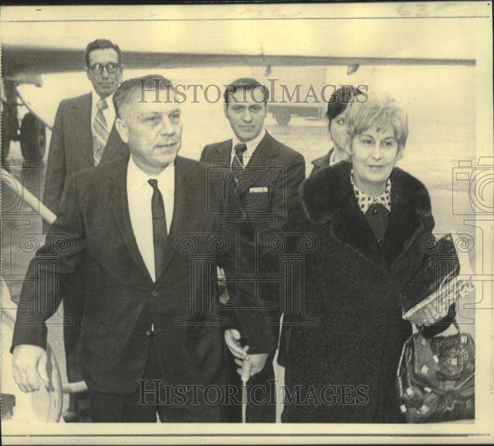 1971 Press Photo James Hoffa and wife Josephine arrive at Detroit airport
