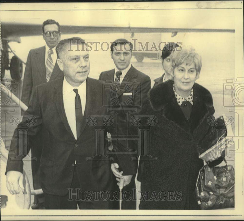 Load image into Gallery viewer, 1971 Press Photo James Hoffa and wife Josephine arrive at Detroit airport
