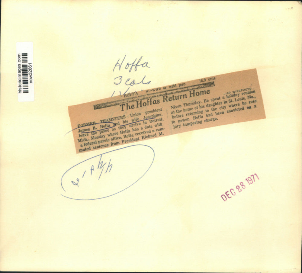 1971 Press Photo James Hoffa and wife Josephine arrive at Detroit airport