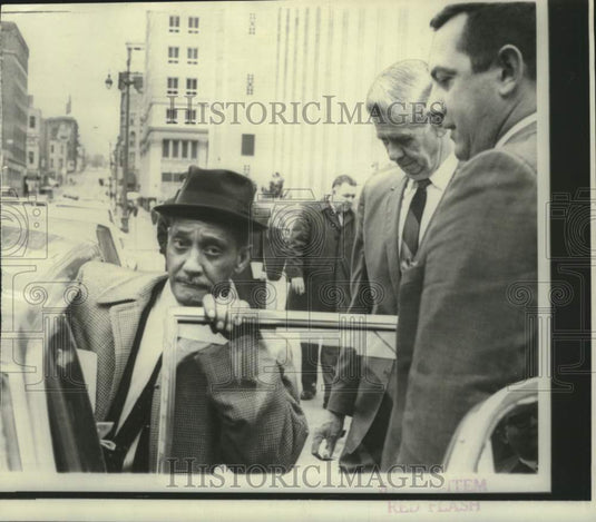 1967 Press Photo Thomas Parks and Ewing King enter U.S. Marshal Smith's car, TN