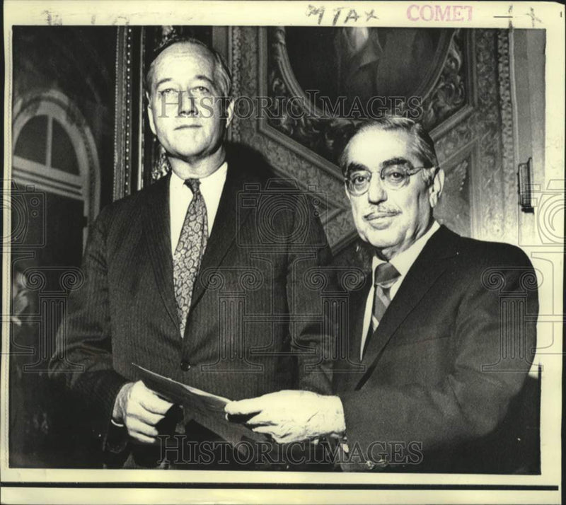 Load image into Gallery viewer, 1971 Press Photo Senators Mathias and Pastore confer after tax cut bill passed
