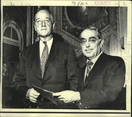 1971 Press Photo Senators Mathias and Pastore confer after tax cut bill passed