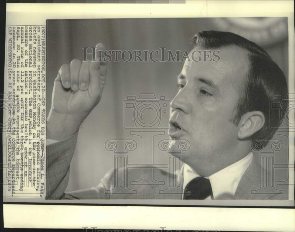 1975 Press Photo Commerce Assistant Secretary James Pate briefs newsmen in D.C.