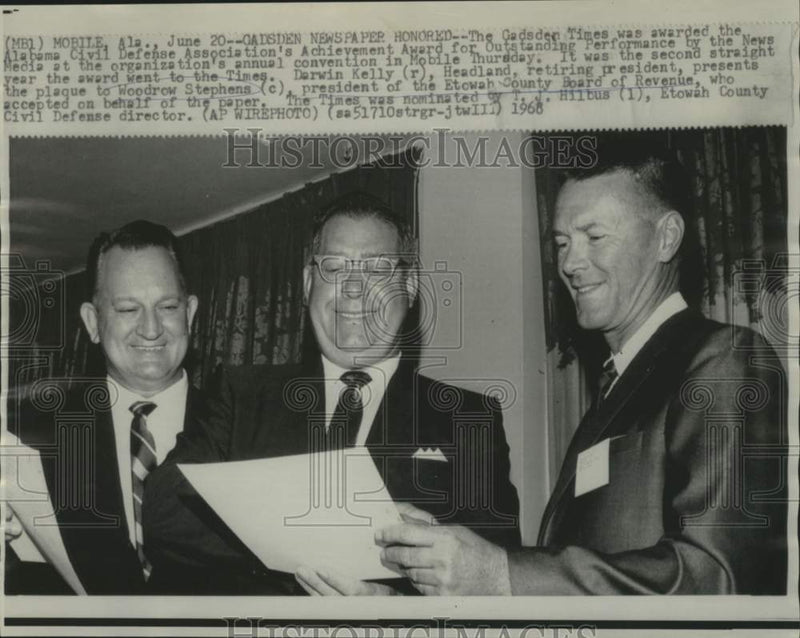 Load image into Gallery viewer, 1968 Press Photo The Gadsden Times honored at Mobile convention - now32722
