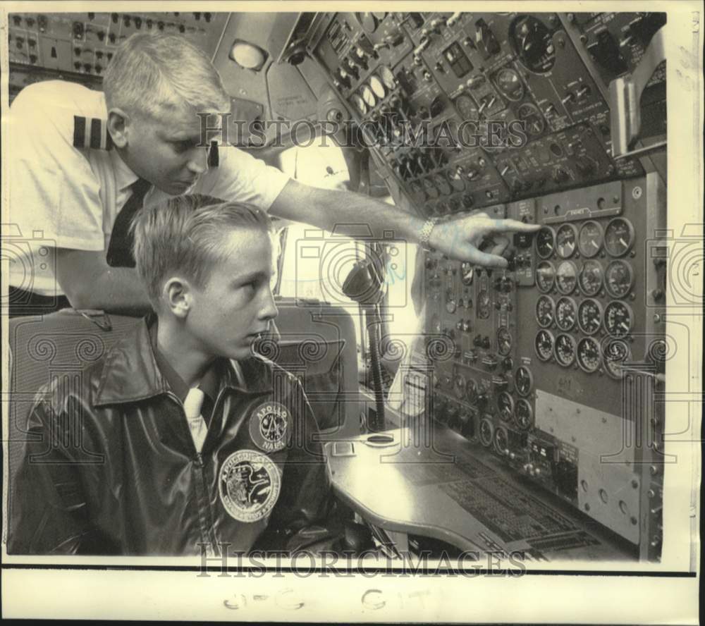 1972 Press Photo Kevin Steen and pilot Barrett at jetliner instrument panel