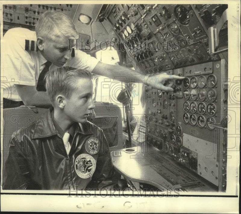Load image into Gallery viewer, 1972 Press Photo Kevin Steen and pilot Barrett at jetliner instrument panel
