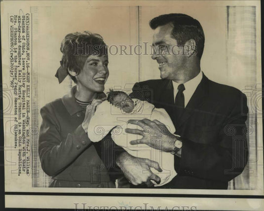 1967 Press Photo Representative & Mrs. Stanton leave hospital with new daughter