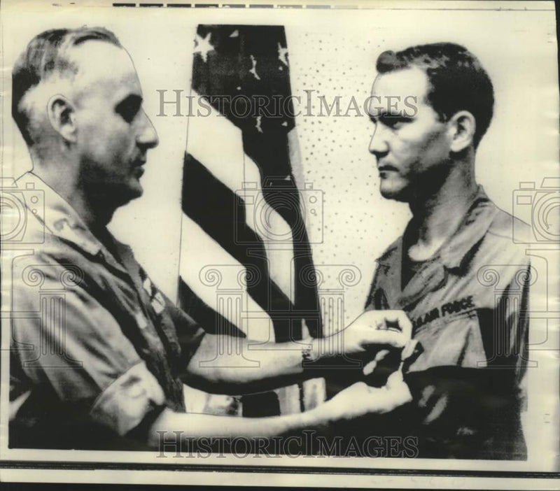 Load image into Gallery viewer, 1968 Press Photo Airman 1/C Patrick Nugent received Air Medal from Colonel Pauly
