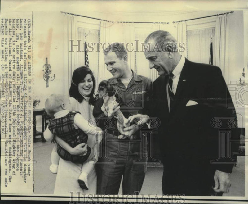 Load image into Gallery viewer, 1968 Press Photo President Johnson and family in informal White House portrait
