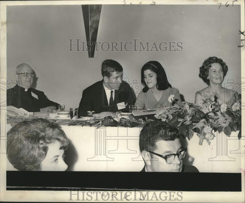 Load image into Gallery viewer, 1964 Press Photo Luci Baines Johnson and other guests at Louisiana dinner
