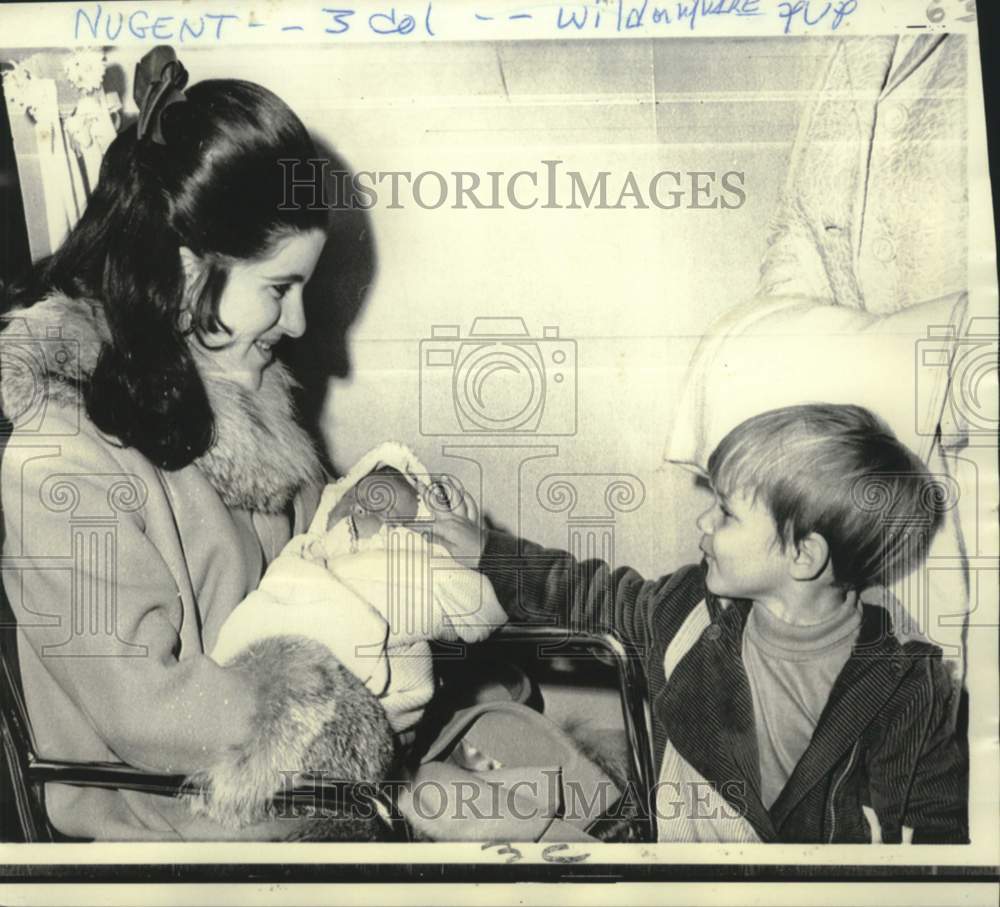 1970 Press Photo Mrs. Patrick Nugent introduces Lyn to new sister, Nichole Marie