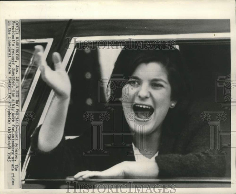 Load image into Gallery viewer, 1965 Press Photo Luci Johnson waves as she rides in Inaugural Parade - now32853
