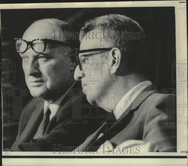 Load image into Gallery viewer, 1968 Press Photo DNC chairmen John Bailey and Lawrence O'Brien confer in Chicago
