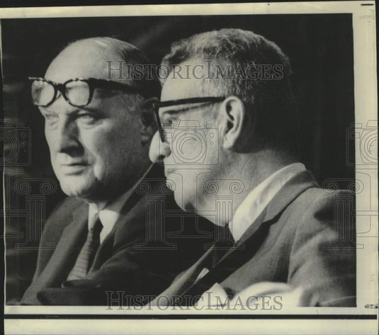 1968 Press Photo DNC chairmen John Bailey and Lawrence O'Brien confer in Chicago
