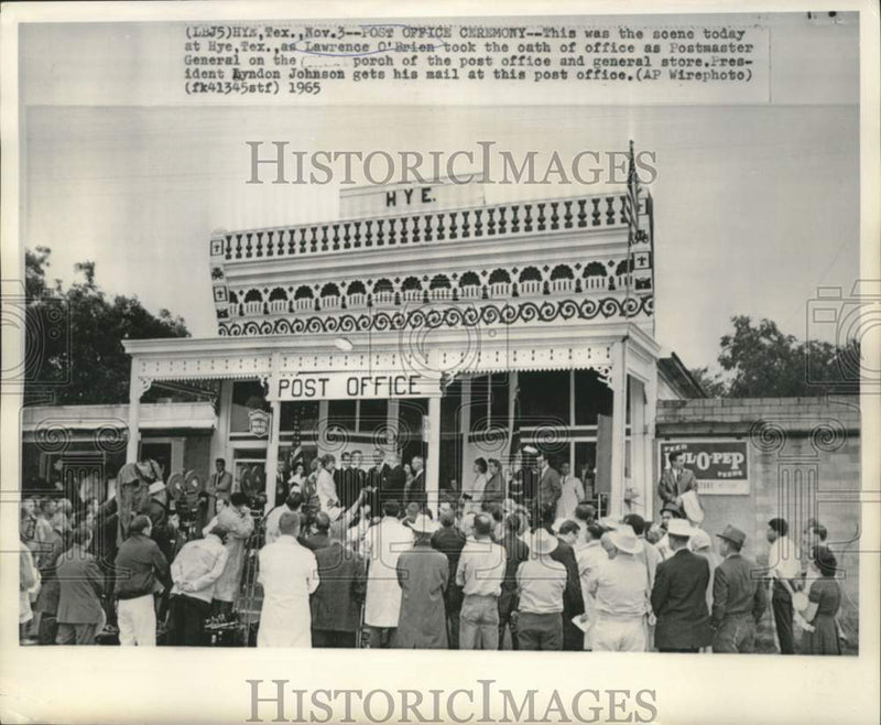 Load image into Gallery viewer, 1965 Press Photo Scene at Lawrence O'Brien's Postmaster General oath ceremony
