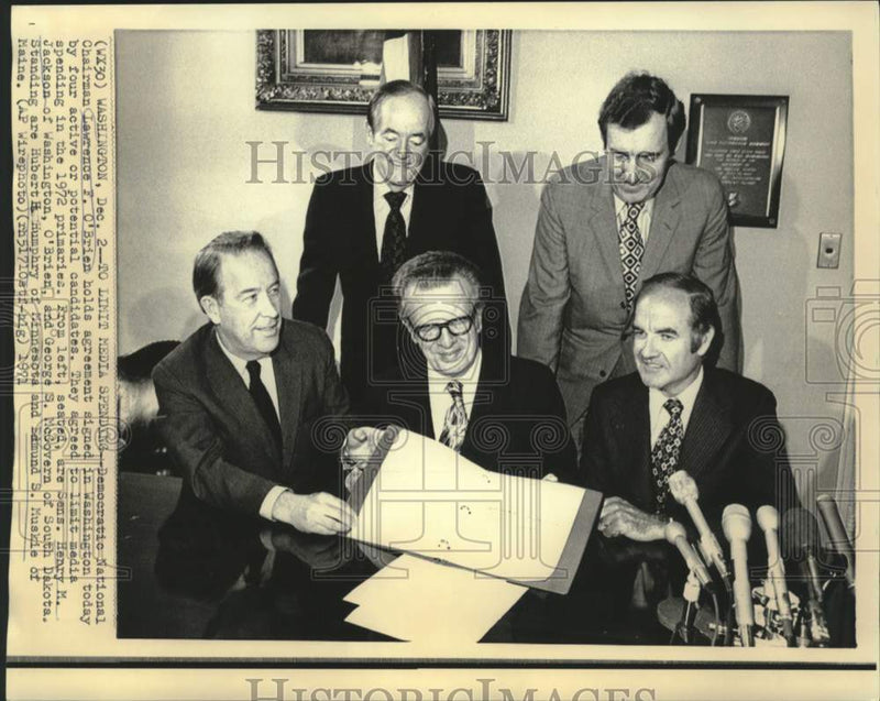 Load image into Gallery viewer, 1971 Press Photo DNC chairman Lawrence O'Brien signs agreement with candidates
