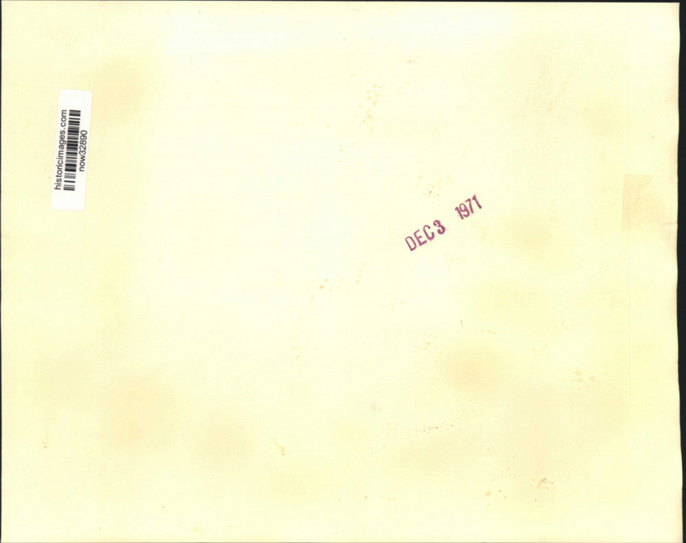 1971 Press Photo DNC chairman Lawrence O'Brien signs agreement with candidates