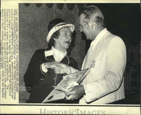 1973 Press Photo Podine Schoenberger awarded plaque from Robert Nelson in CA