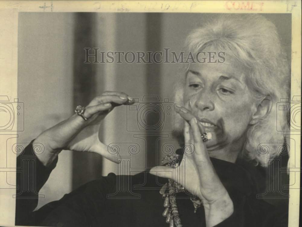 1972 Press Photo Kidnapped Virginia Piper shows tree size she was chained in MN