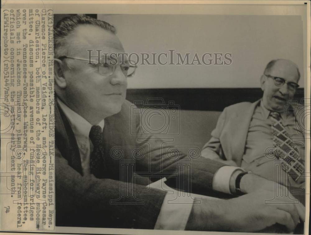 1974 Press Photo Mississippi Representatives Pierce and Cossar discuss funding