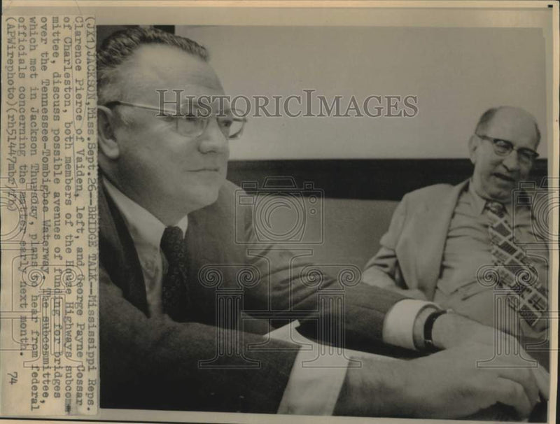 Load image into Gallery viewer, 1974 Press Photo Mississippi Representatives Pierce and Cossar discuss funding

