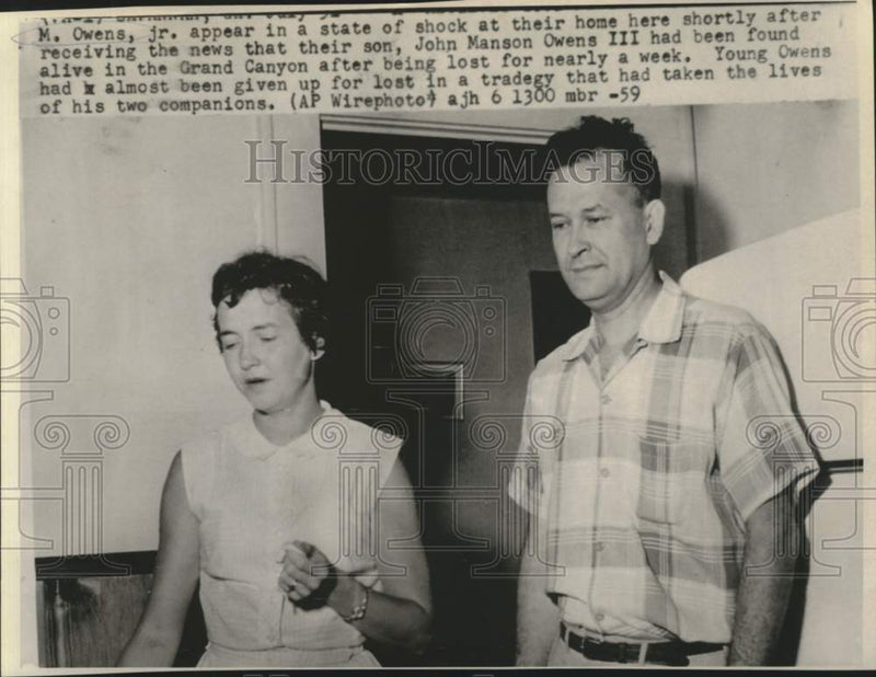 Load image into Gallery viewer, 1959 Press Photo Mr. and Mrs. Owens, Jr. after receiving news son was found
