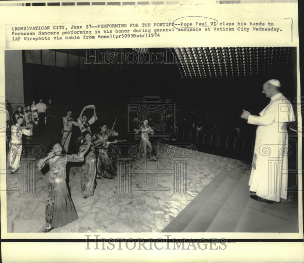 1974 Press Photo Pope Paul VI claps to Formosan dancers at Vatican City