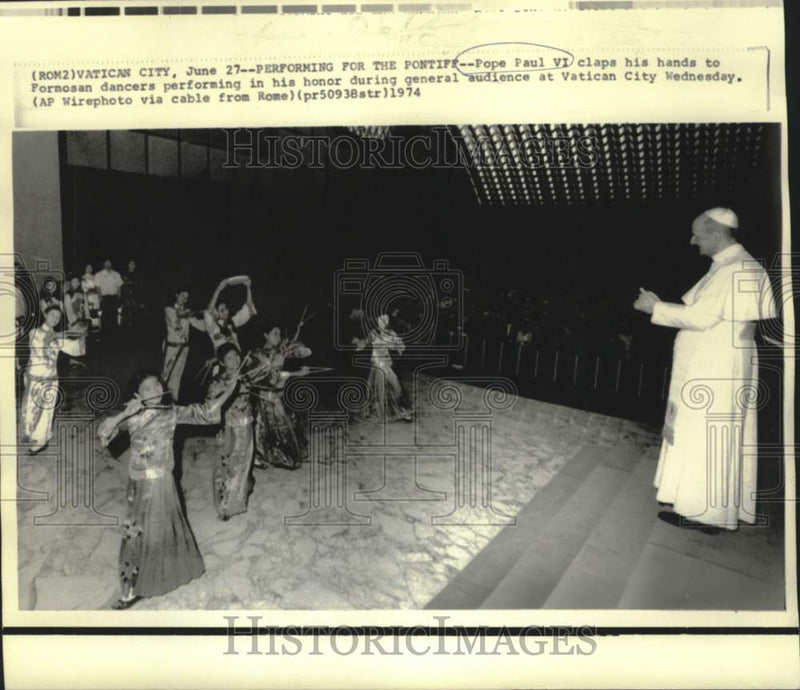 Load image into Gallery viewer, 1974 Press Photo Pope Paul VI claps to Formosan dancers at Vatican City
