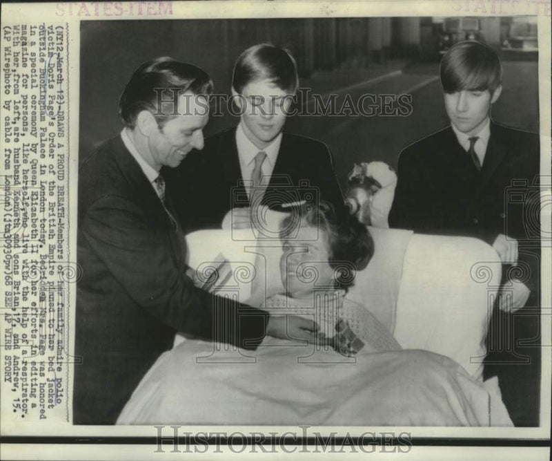 Load image into Gallery viewer, 1968 Press Photo Polio victim Doris Page's family admires British Empire pin
