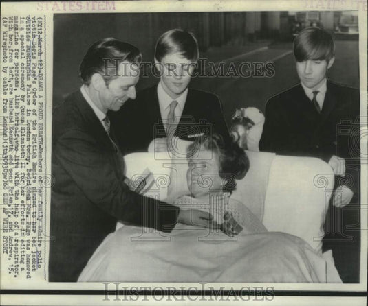1968 Press Photo Polio victim Doris Page's family admires British Empire pin