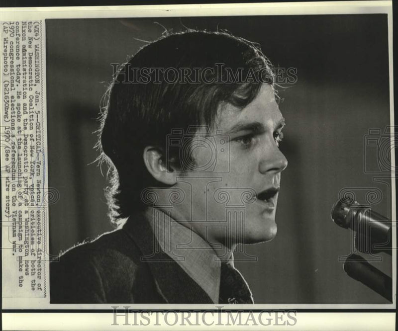 Load image into Gallery viewer, 1970 Press Photo Vern Newton criticises Nixon administration at news conference
