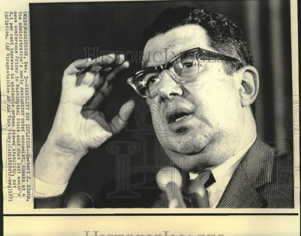 1971 Press Photo Economic adviser Herbert Stein at Washington news conference