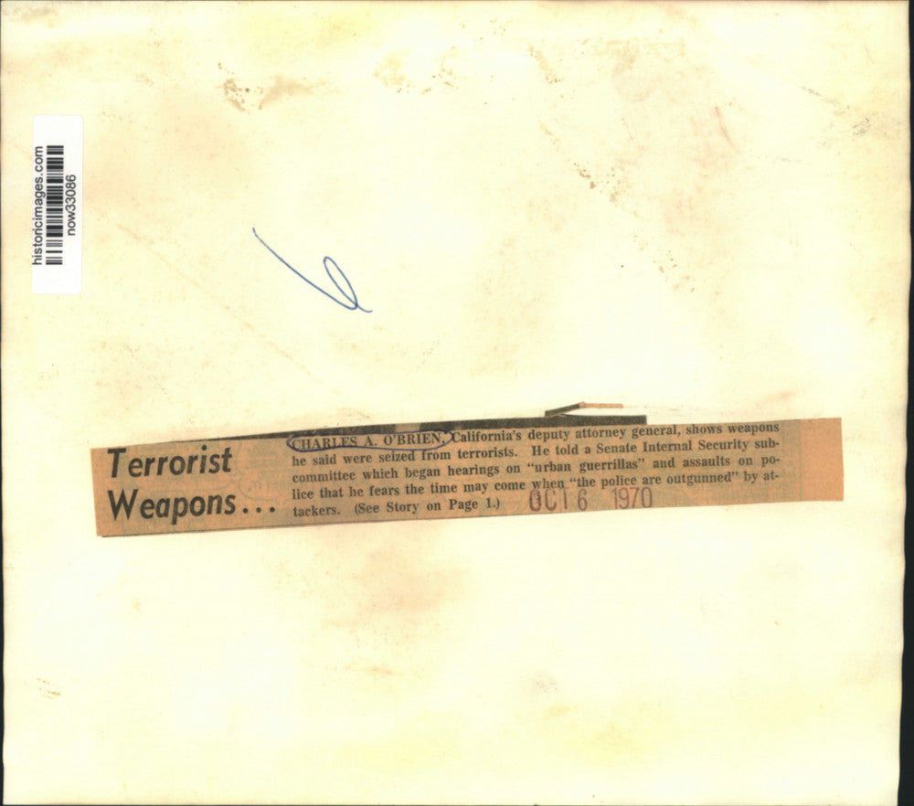 1970 Press Photo Charles O&#39;Brien of California, shows seized terrorists&#39; weapons