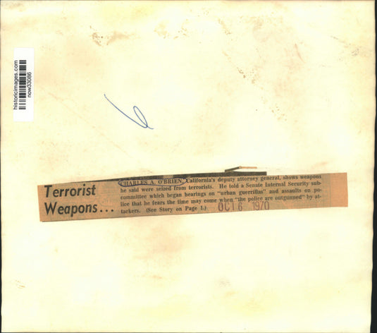 1970 Press Photo Charles O'Brien of California, shows seized terrorists' weapons