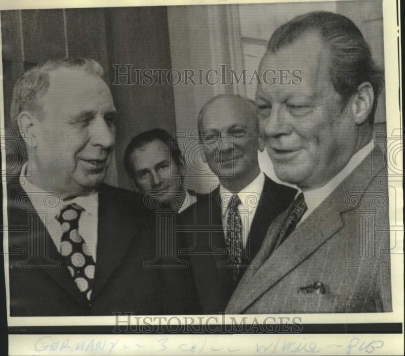 Load image into Gallery viewer, 1972 Press Photo West Germany's Willy Brandt receives Soviet Novikov in Bonn
