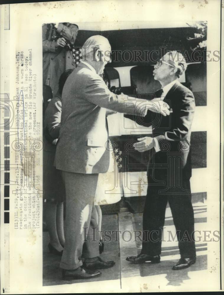 Load image into Gallery viewer, 1968 Press Photo Presidents Johnson and Ordaz greet at Santa Fe Bridge ceremony
