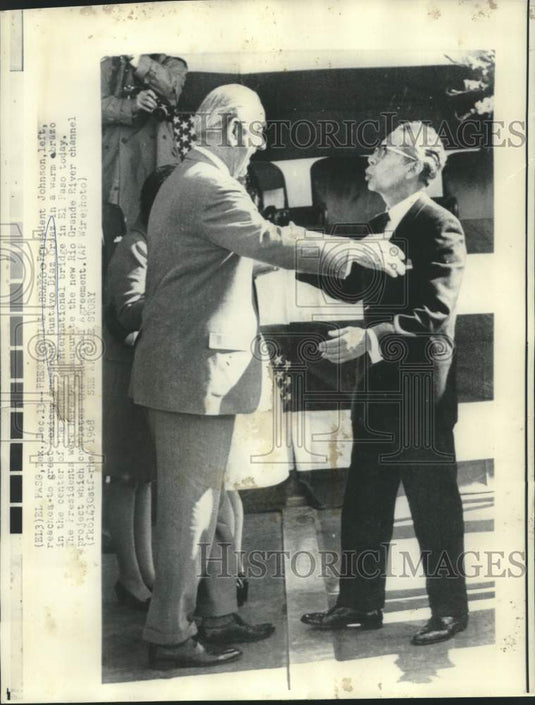 1968 Press Photo Presidents Johnson and Ordaz greet at Santa Fe Bridge ceremony