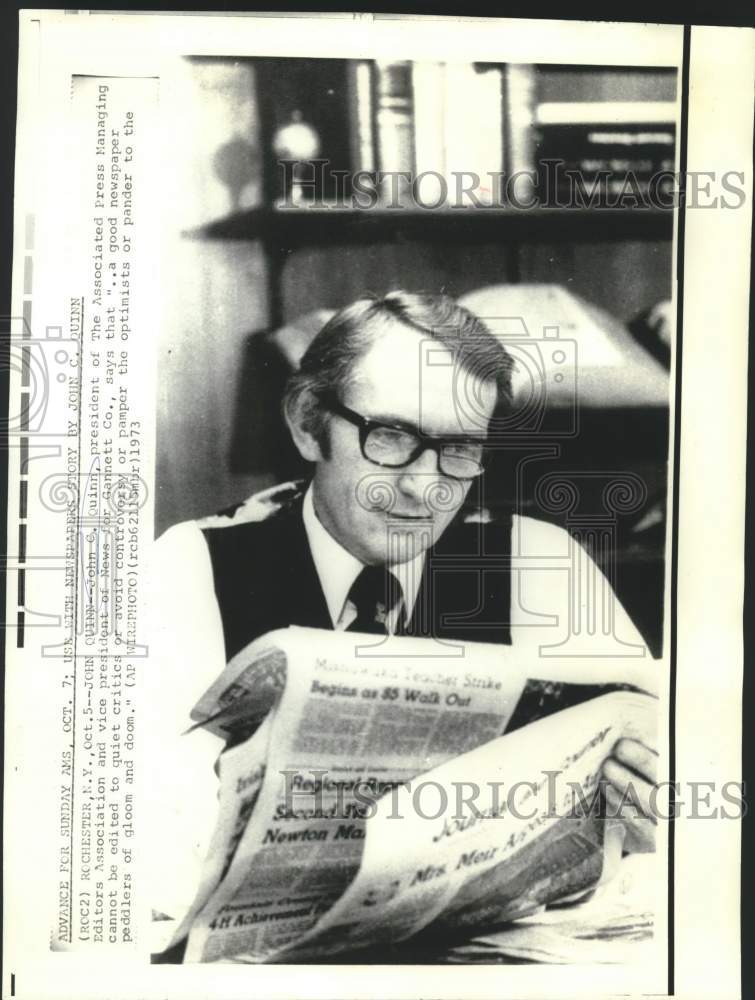 Load image into Gallery viewer, 1973 Press Photo Associated Press President John C. Quinn reads newspaper
