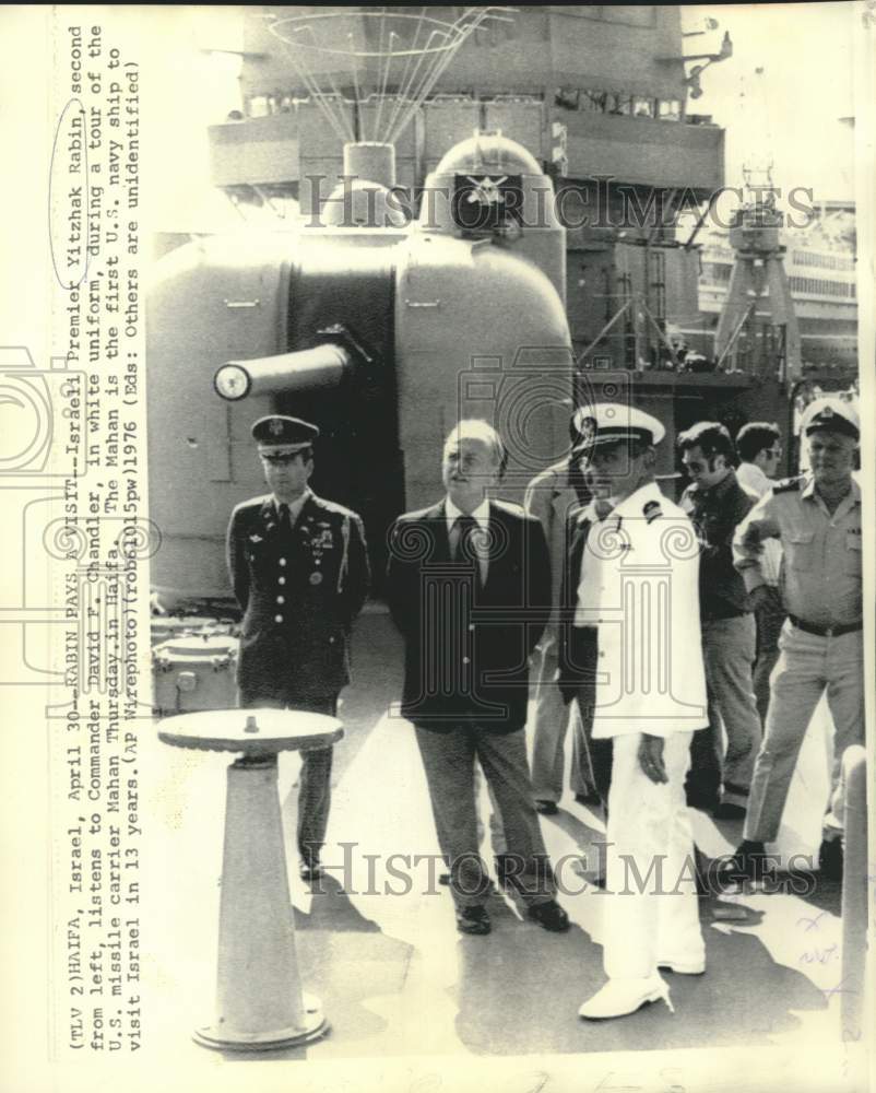 1976 Press Photo Israel&#39;s Yitzhak Rabin, Mahan commander David Chandler in Haifa