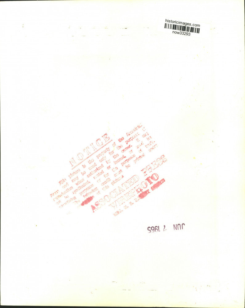 1965 Press Photo Mrs. Melvin Hupman of Ohio kisses her wild rabbit, Bugs