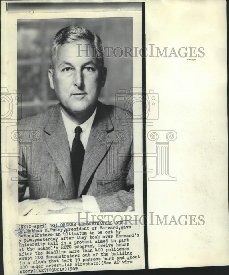Load image into Gallery viewer, 1969 Press Photo Harvard University's Nathan Pusey orders demonstrators to leave
