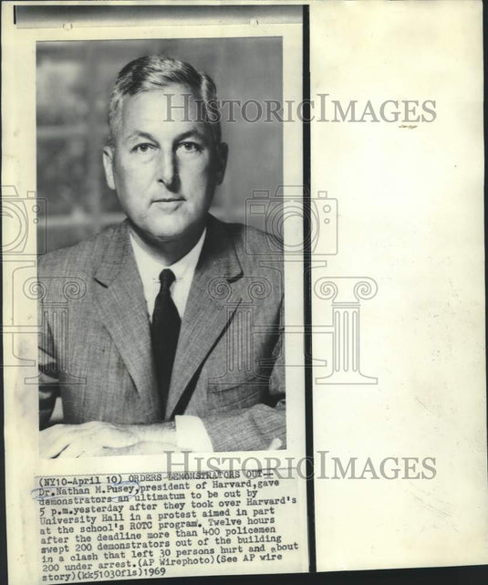 1969 Press Photo Harvard University's Nathan Pusey orders demonstrators to leave