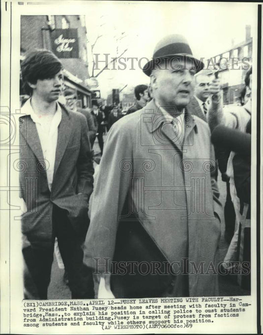 1969 Press Photo Harvard President Nathan Pusey leaves Cambridge meeting