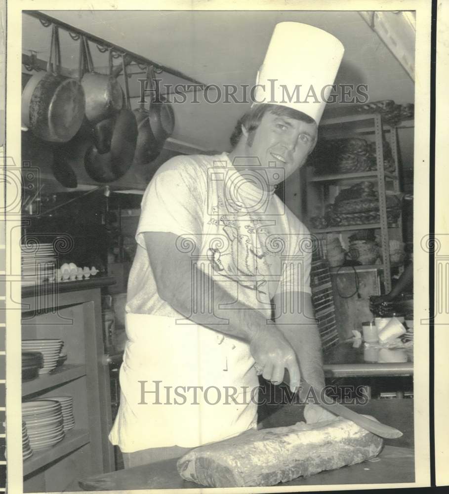 1974 Press Photo Boxer Jerry Quarry cooks in Island Inn kitchen in New York- Historic Images